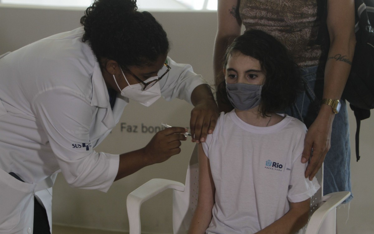 Prefeitura come&ccedil;a a vacinar as crian&ccedil;as, nesta segunda-feira (17), no Museu do Amanh&atilde;. Na foto, Clara de Melo Andrade, 11 anos. 