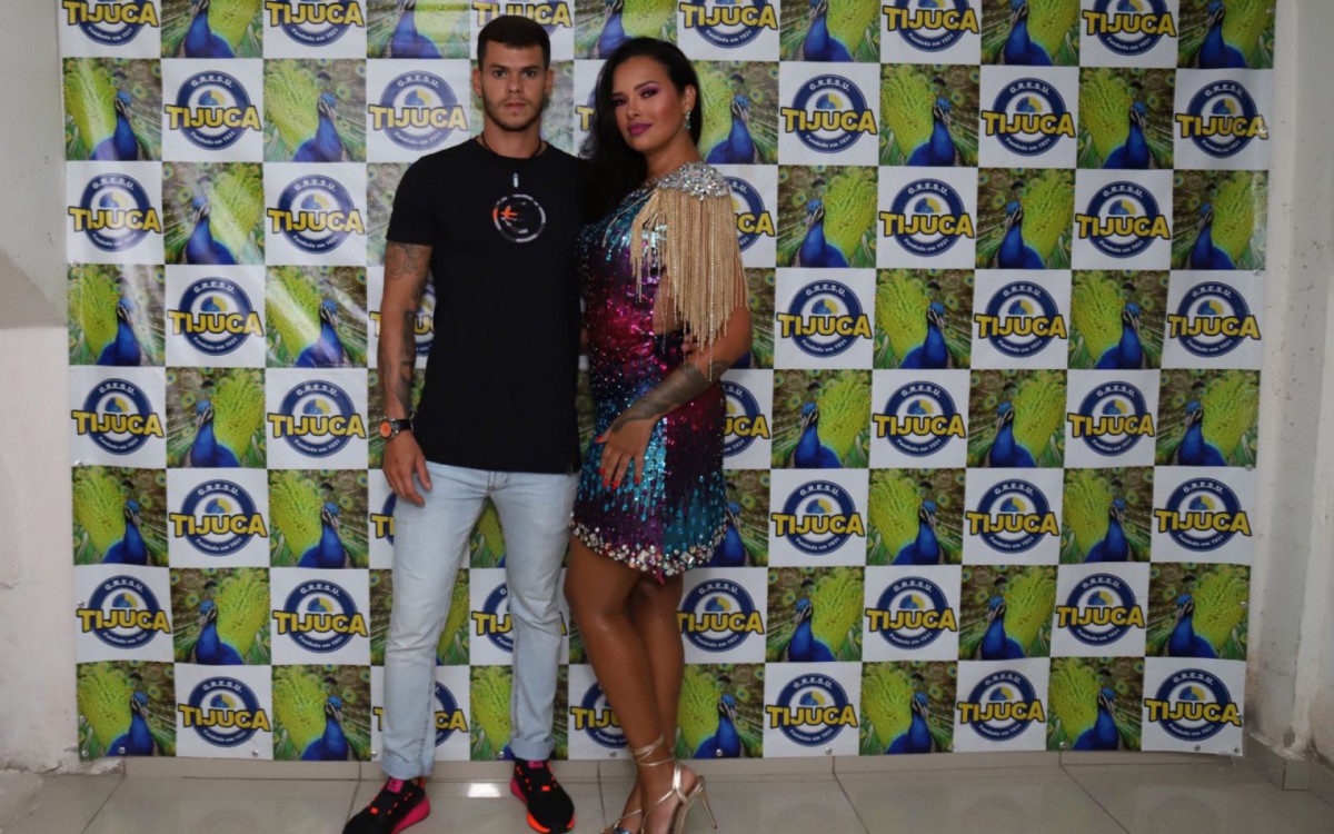 Ex-BBB Ariadna foi coroada rainha do bloco 'Sai, H&eacute;tero'