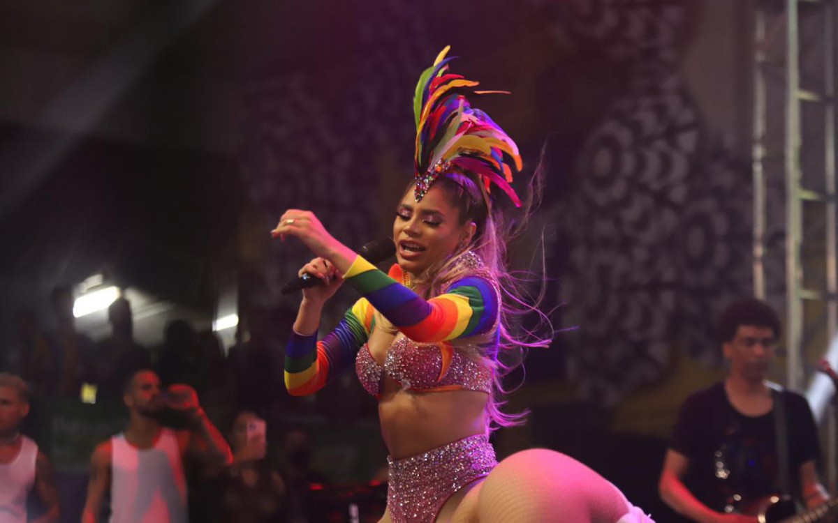 Lexa se apresenta no bloco 'Sai, H&eacute;tero', na quadra da Unidos da Tijuca, na Zona Norte do Rio