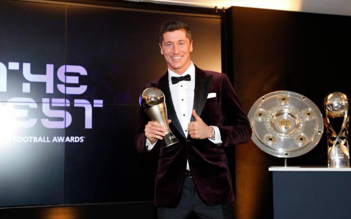 Robert Lewandowski recebeu o prêmio de melhor do mundo pelo segundo ano consecutivo 