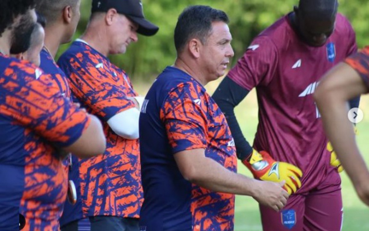 O t&eacute;cnico Alex Alves tem trabalhado bastante para a estria do Angra Audax no Campeonato Carioca
