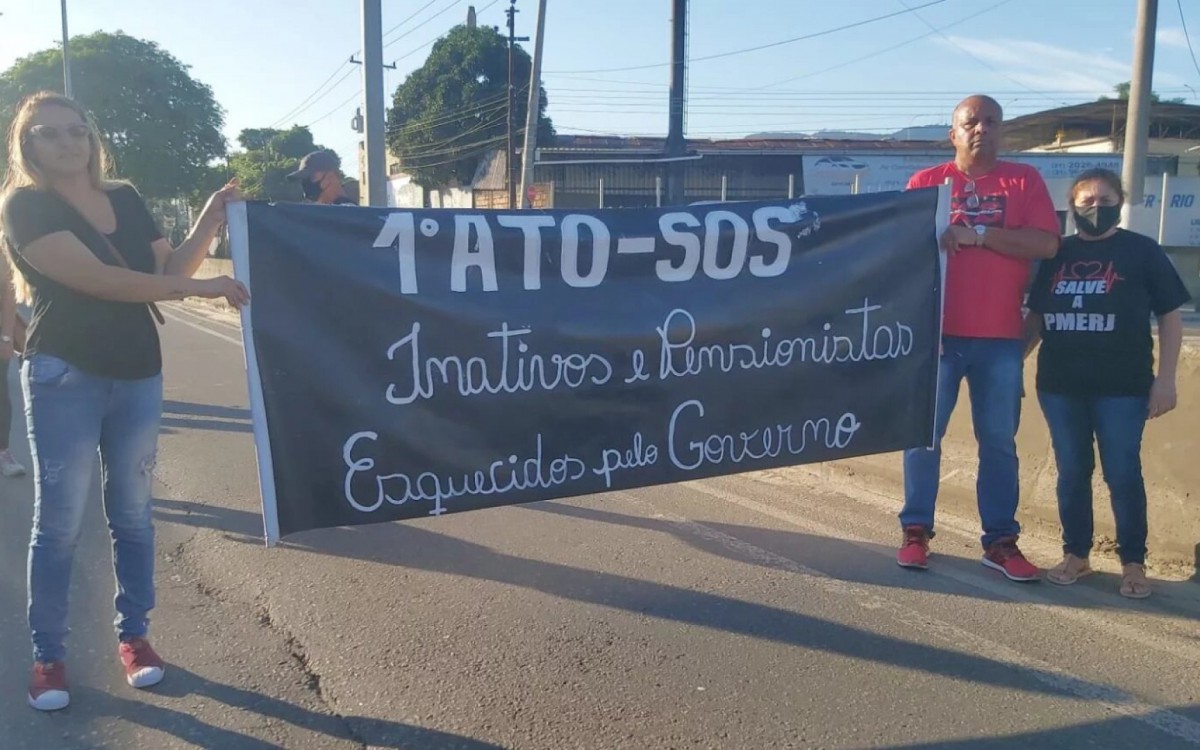 PMs e bombeiros protestam na Avenida Brasil por melhores sal&aacute;rios