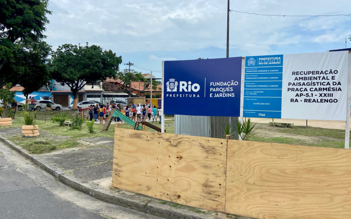 Pra&ccedil;a Carm&eacute;sia, em Realengo