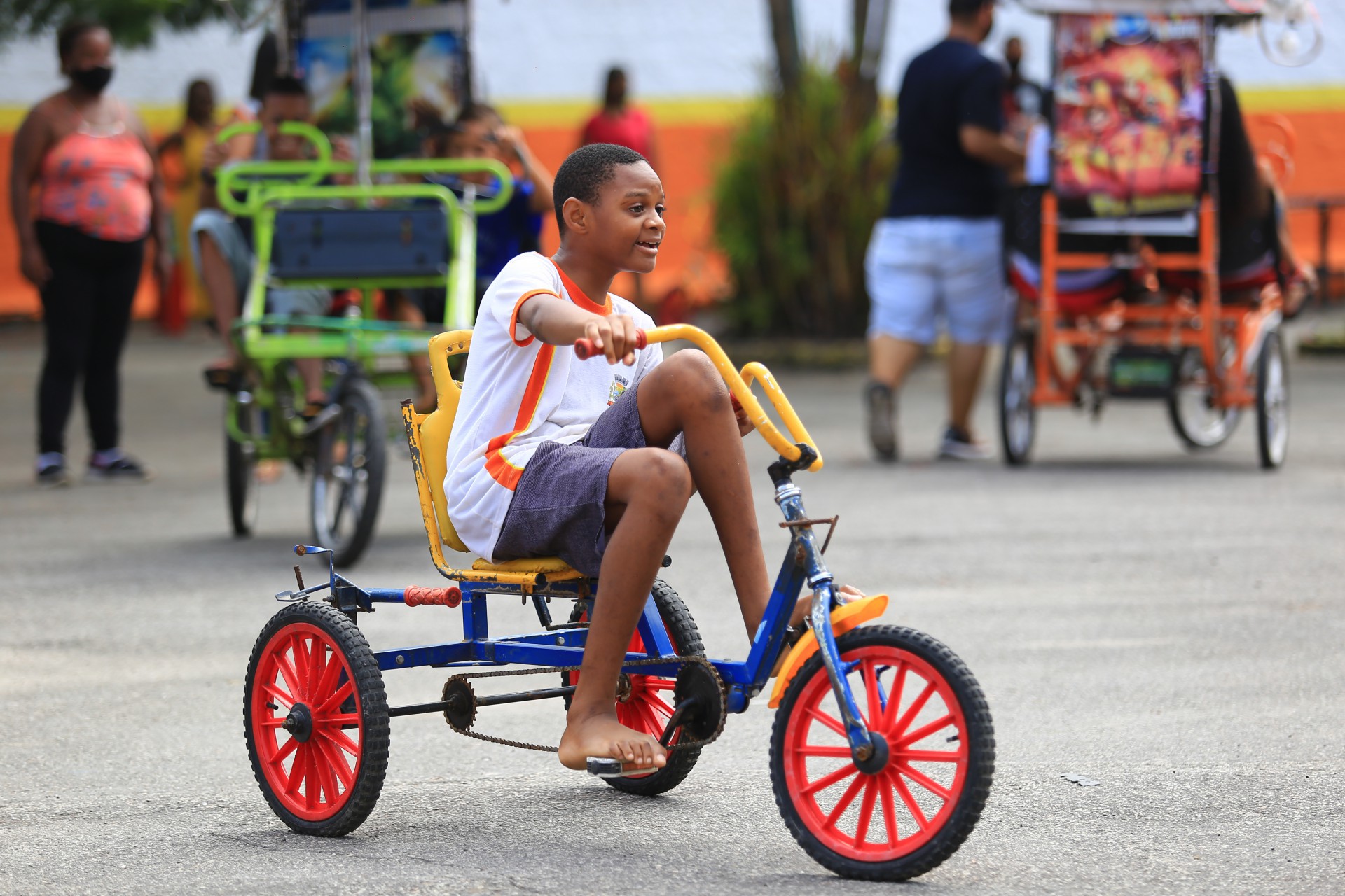 Vitor Daniel aproveita a col&ocirc;nia de f&eacute;rias para andar de bicicleta - Rafael Barreto / PMBR