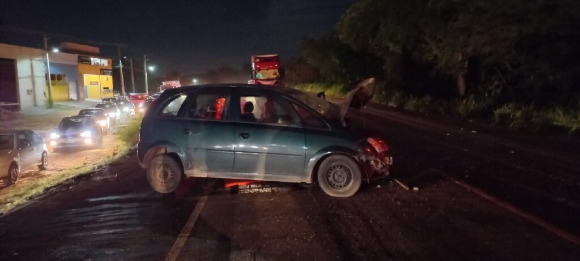 Acidente foi na RJ-106, após Maria Augusta (detalhe) perder o controle da direção, segundo testemunhas - Letycia Rocha (RC24h)