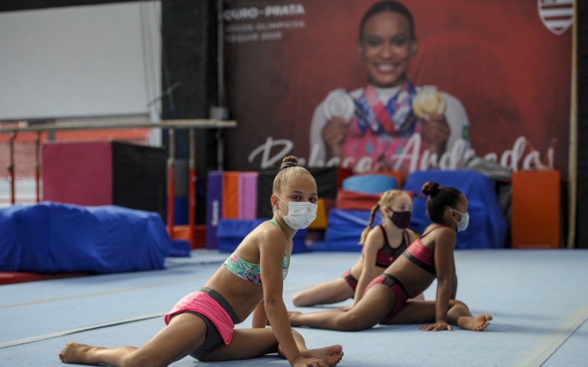 Ana Luísa, de apenas 12 anos, viralizou na internet com seu video treinando ginástica numa laje, no Morro do Borel.