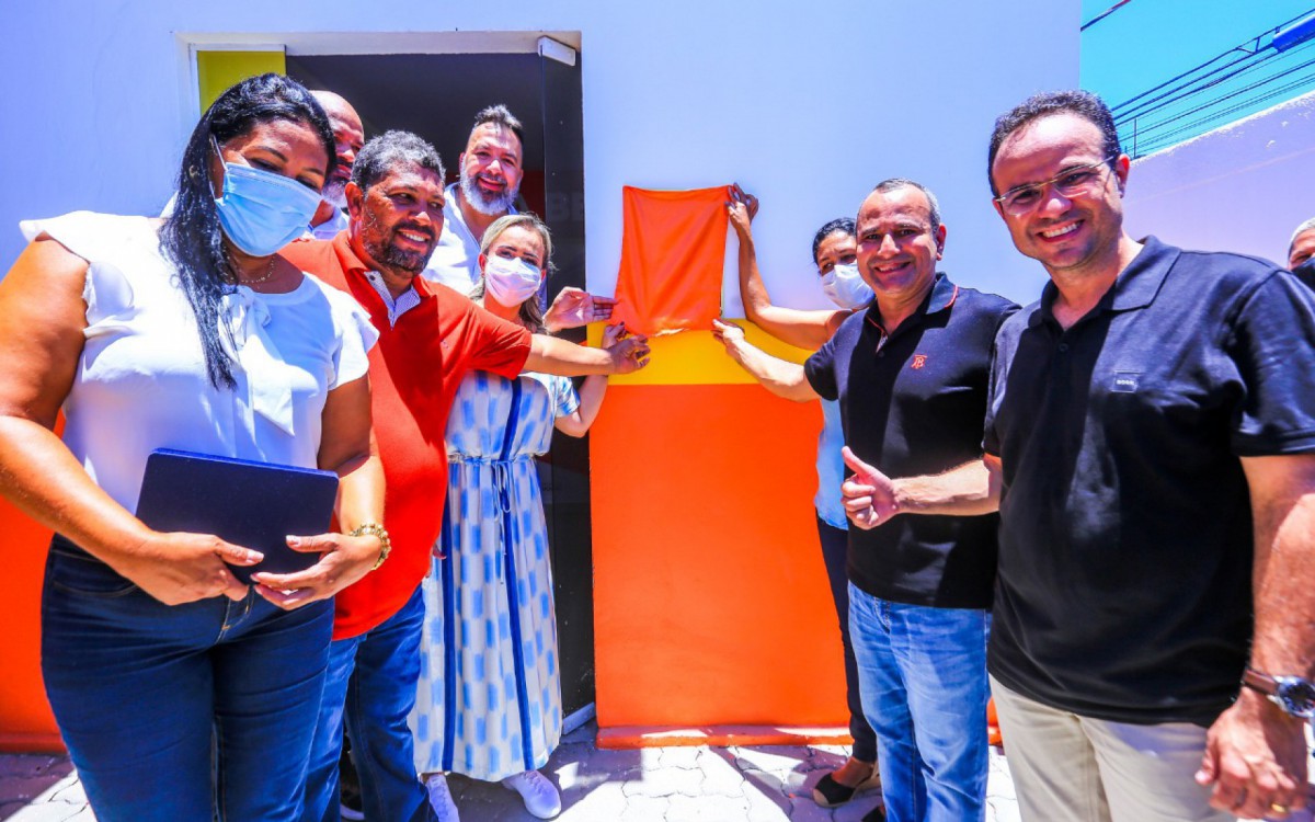 Nuna, Daniela do Waguinho, M&aacute;rcio Canella, Denis Macedo e prefeito Waguinho descerram a placa de inaugura&ccedil;&atilde;o