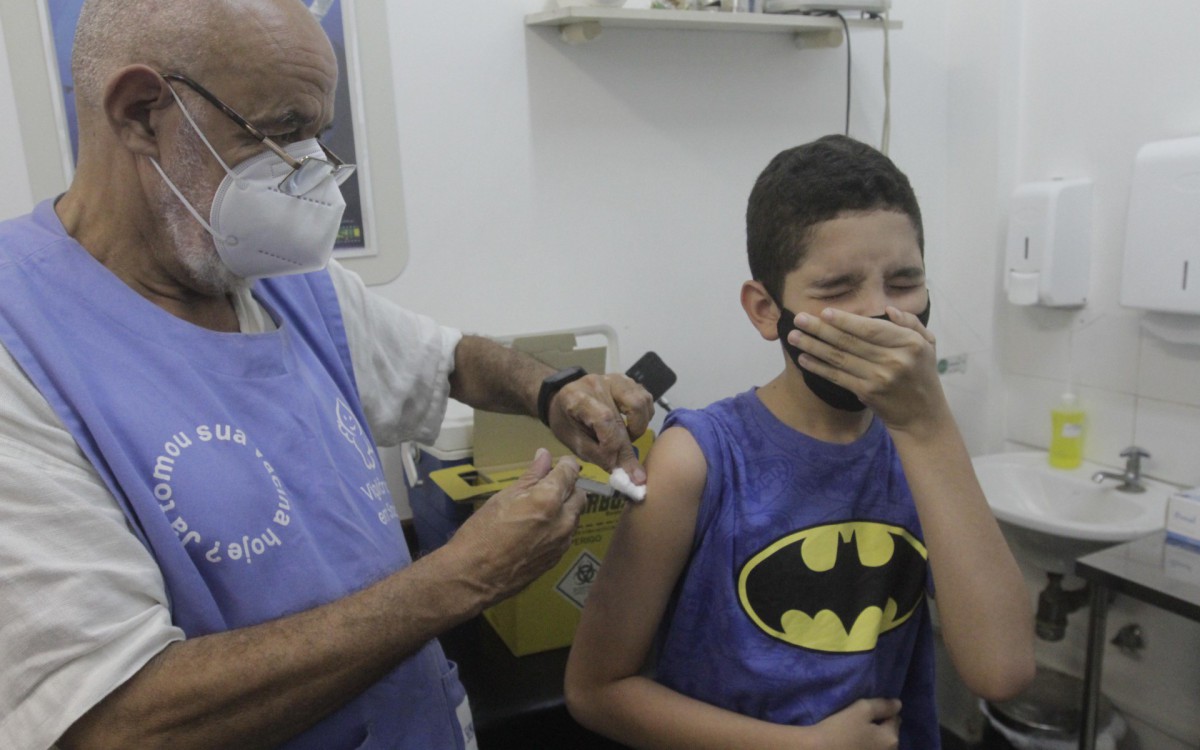 Um pouco grilado, Carlos Eduardo Ribeiro foi com a camisa do seu herói favorito, Batman, tomar a 1ª dose