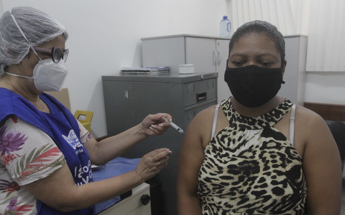  Cristina Cruz recebeu dose de refor&ccedil;o nesta ter&ccedil;a-feira no Centro Municipal de Sa&uacute;de Eduardo Ara&uacute;jo Vilhena Leite