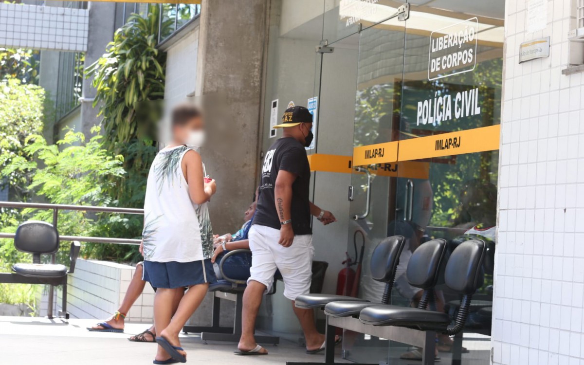 Filho do casal acabou ficando levemente ferido ao tentar defender a m&atilde;e e passou por um exame no IML