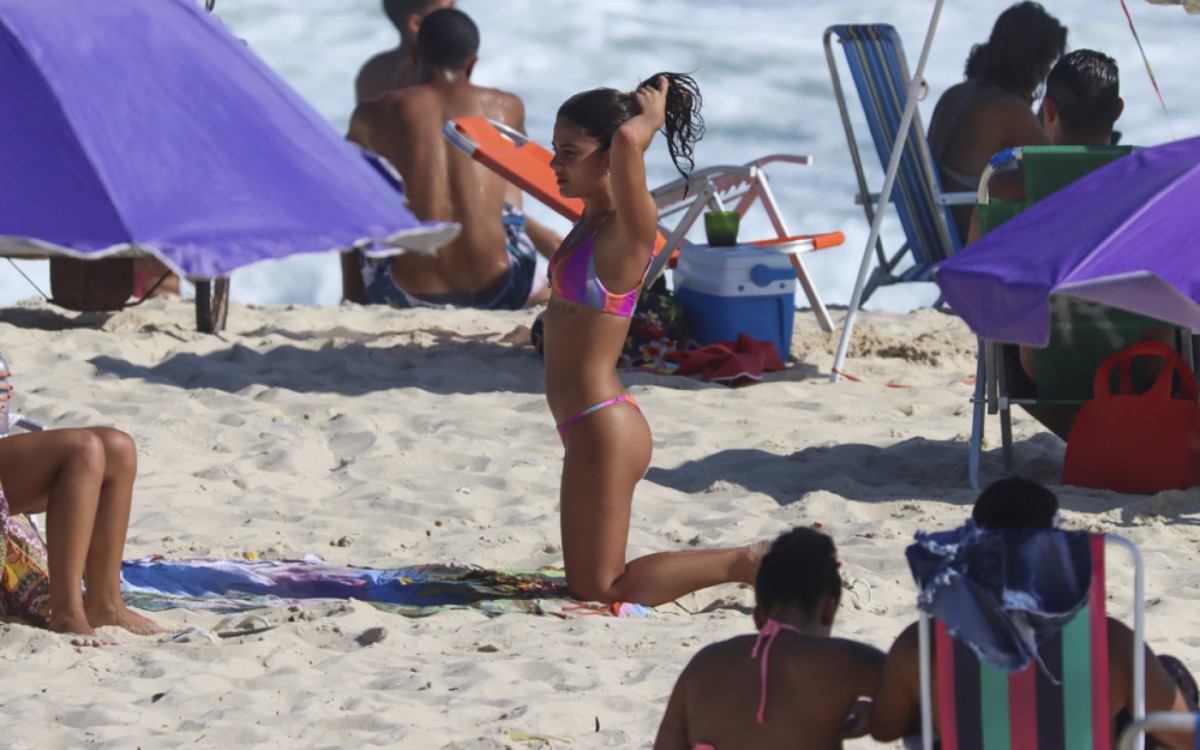 Giulia Buscacio curte dia de sol na Praia do Recreio dos Bandeirantes, na Zona Oeste