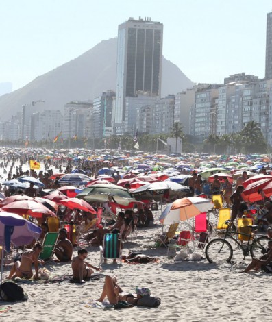 Praia do Leme, na Zona Sul do Rio, ficou lotada durante o dia mais quente do ano  - Cléber Mendes/Agência O DIA