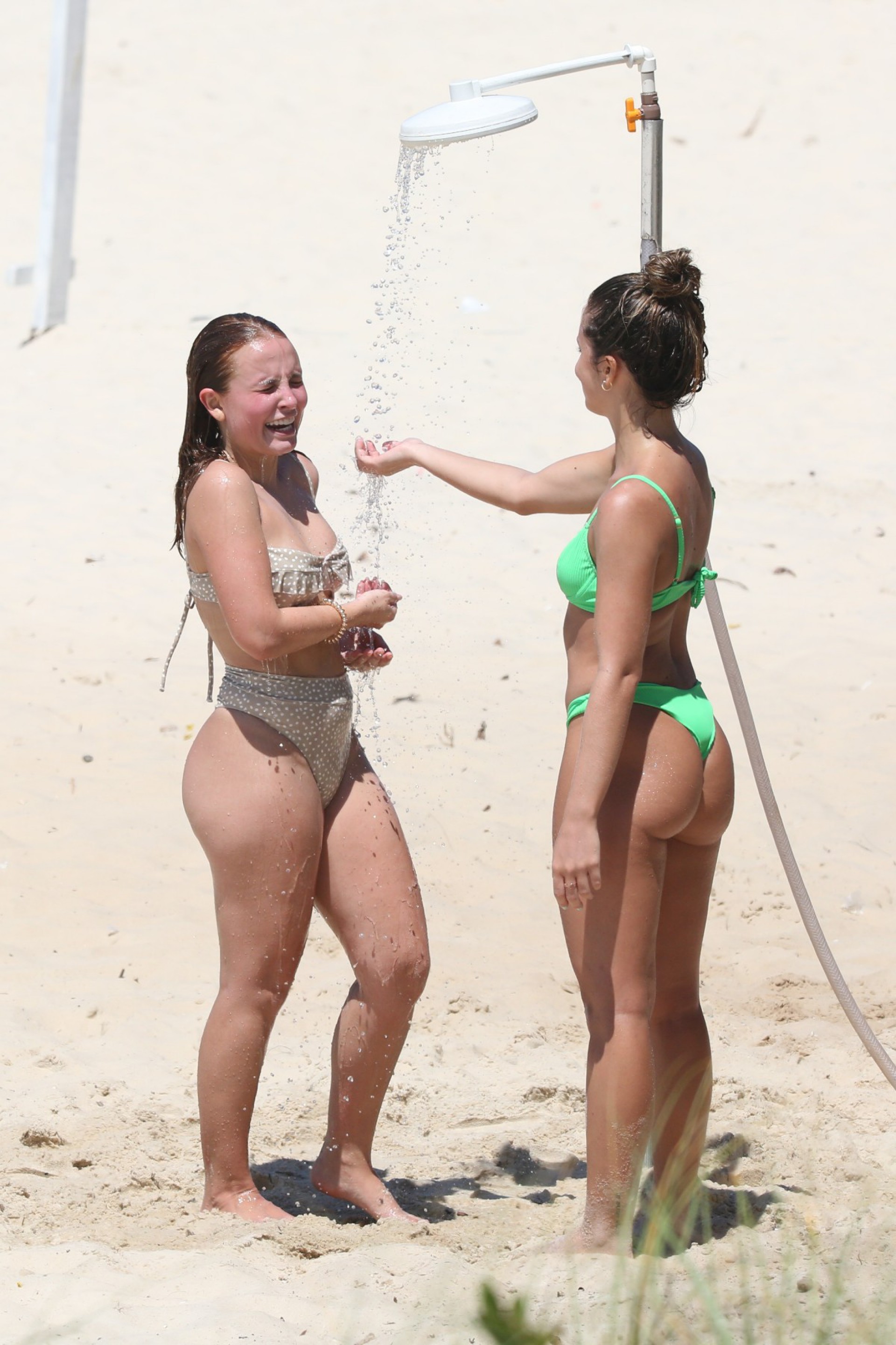 Larissa Manoela se diverte na Praia da Barra da Tijuca, na Zona Oeste do Rio, com amiga - Dilson Silva / Ag. News
