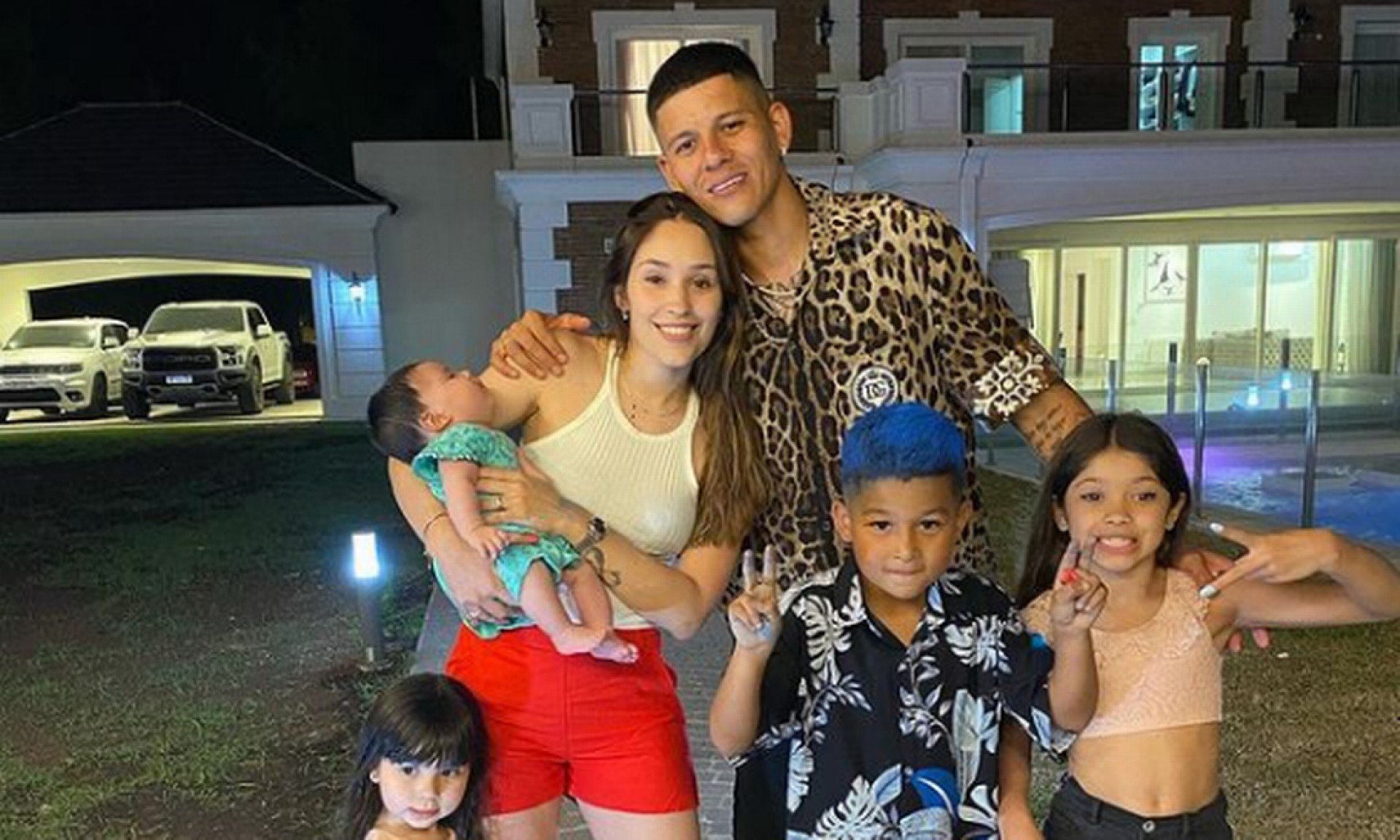 Marcos Rojo com sua fam&iacute;lia, em frente a sua casa na Argentina - Reprodu&ccedil;&atilde;o