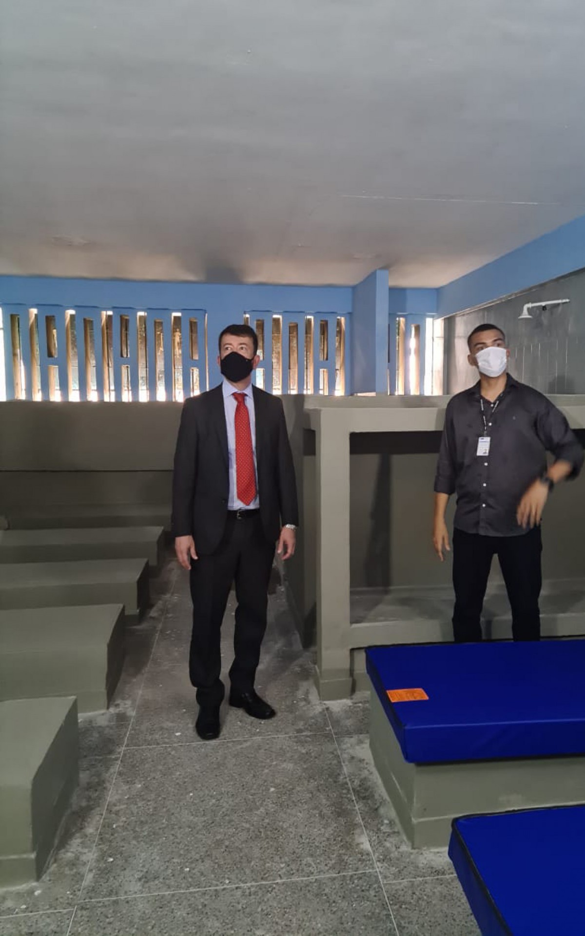 O diretor-geral do Degase, Victor Poubel, ao lado do diretor do CAI Belford Roxo, Andr&eacute; Gomes, em um dos alojamentos reinaugurados 