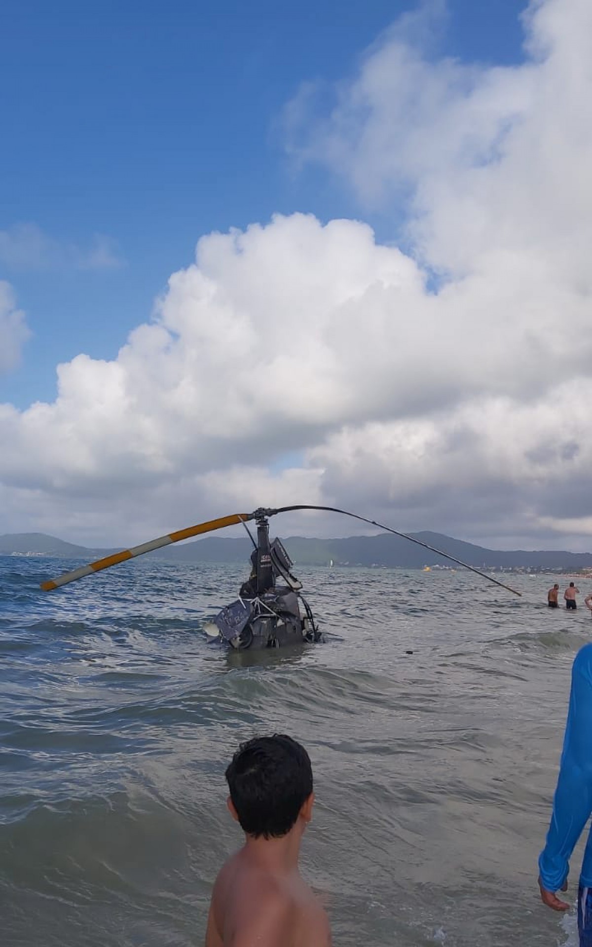 Helic&oacute;ptero cai em praia e deixa pelo menos tr&ecirc;s pessoas feridas