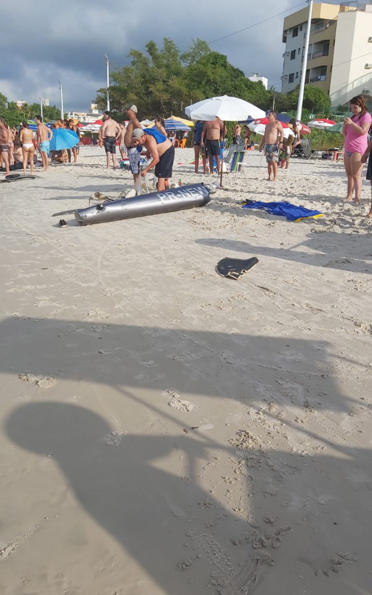 Helic&oacute;ptero cai em praia e deixa pelo menos tr&ecirc;s pessoas feridas