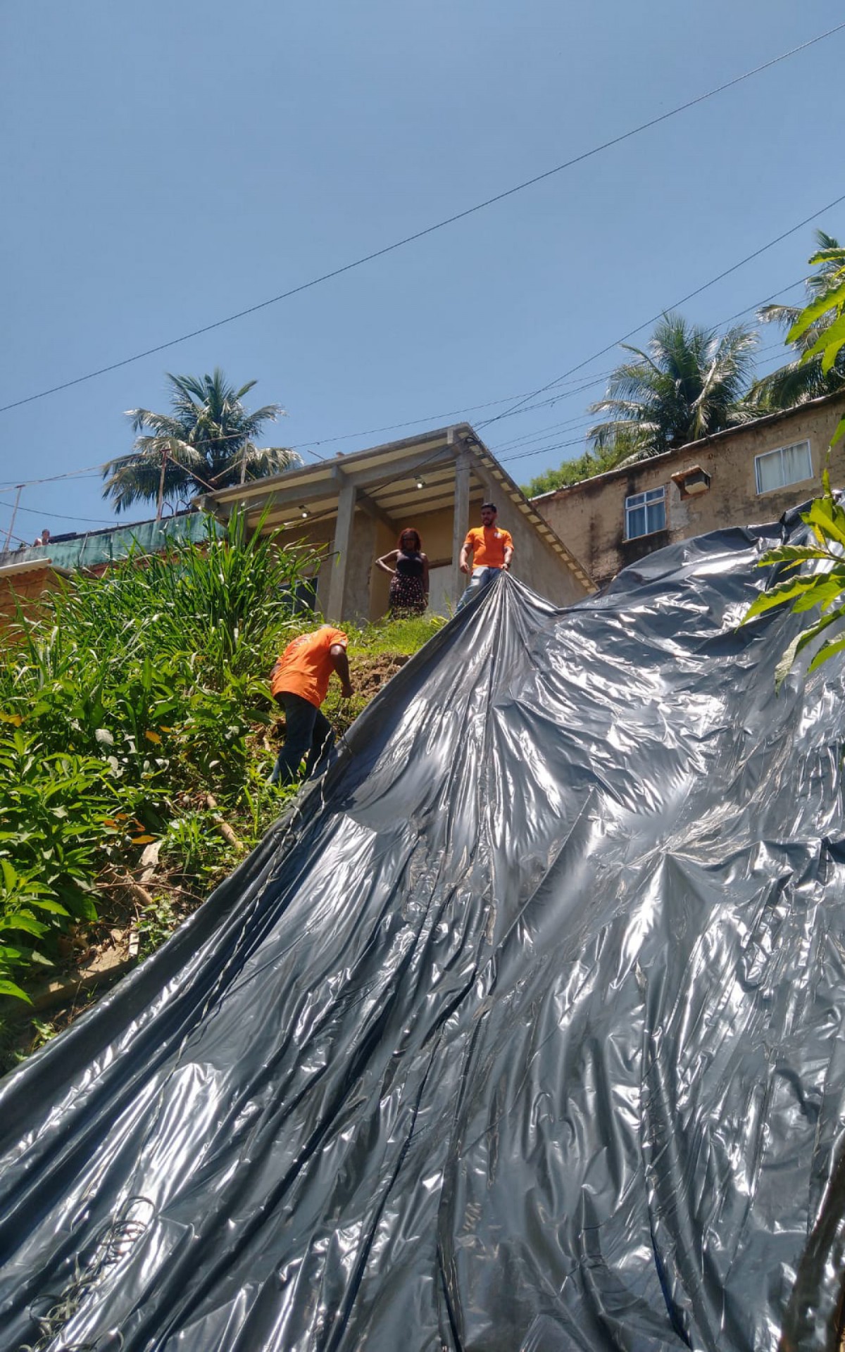 Defesa Civil instala lona em encosta do Morro do Turano para impedir deslizamento