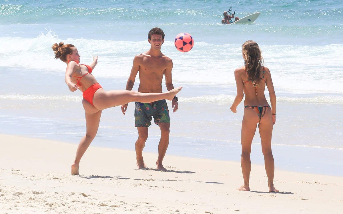 Larissa Manoela joga altinha com amigos na Praia da Barra da Tijuca, na Zona Oeste do Rio, na tarde desta quarta-feira - Frabrício Pioyani / Ag. News