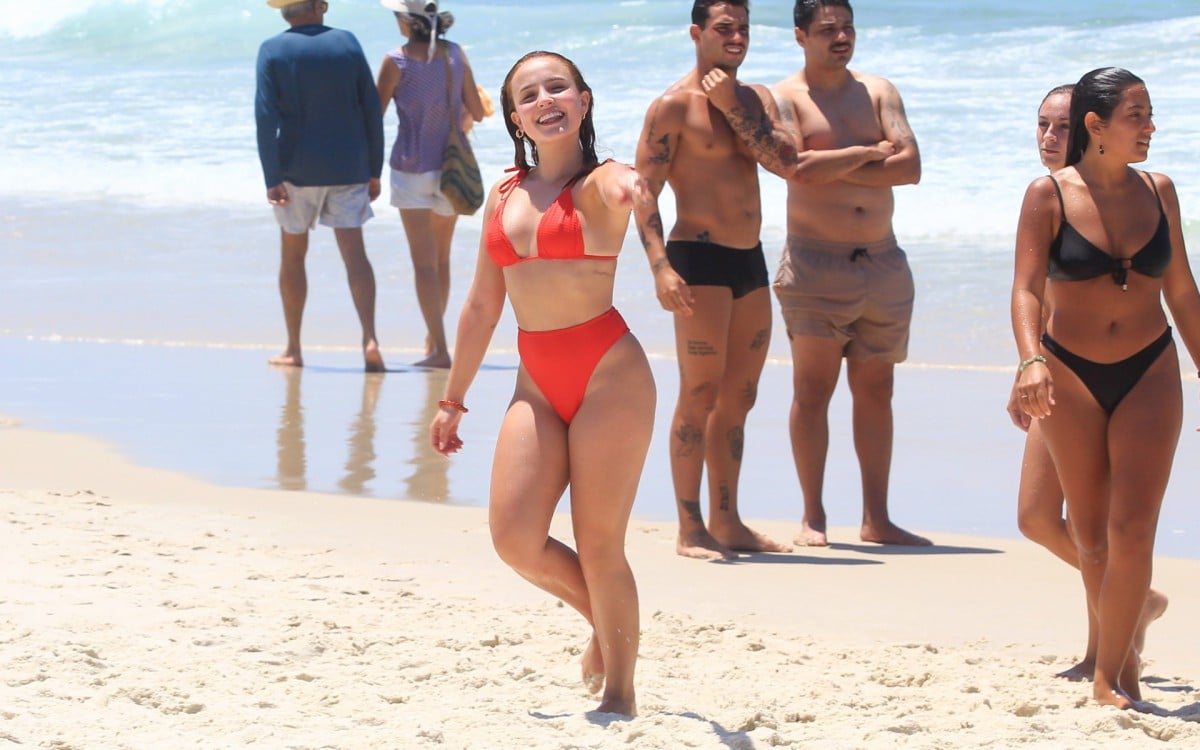 Larissa Manoela Joga Altinha Com Amigos Na Praia Celebridades O Dia