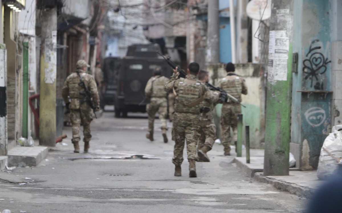As polícias Civil e Militar realizam uma operação, desde às 5h da manhã desta quarta-feira (19), na comunidade do Jacarezinho, Zona Norte do Rio.