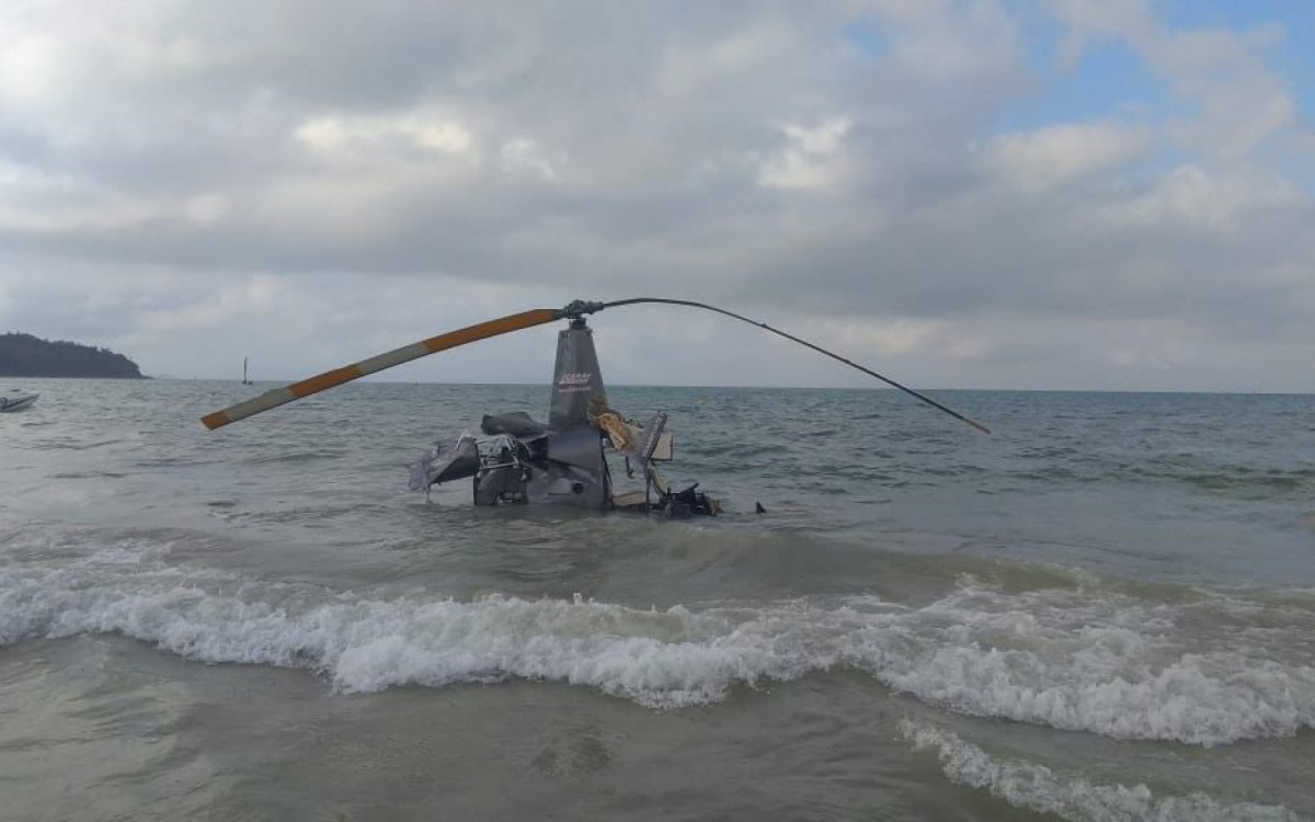 Helic&oacute;ptero cai em praia e deixa pelo menos tr&ecirc;s pessoas feridas