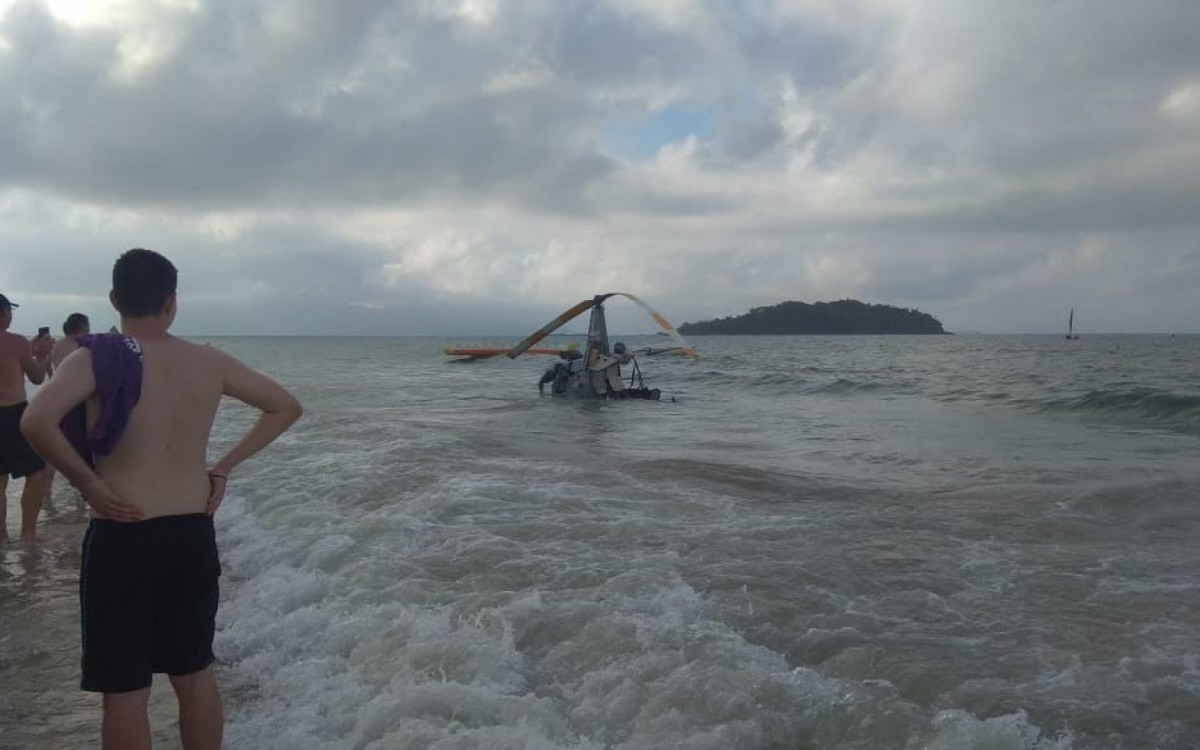 Helic&oacute;ptero cai em praia e deixa pelo menos tr&ecirc;s pessoas feridas