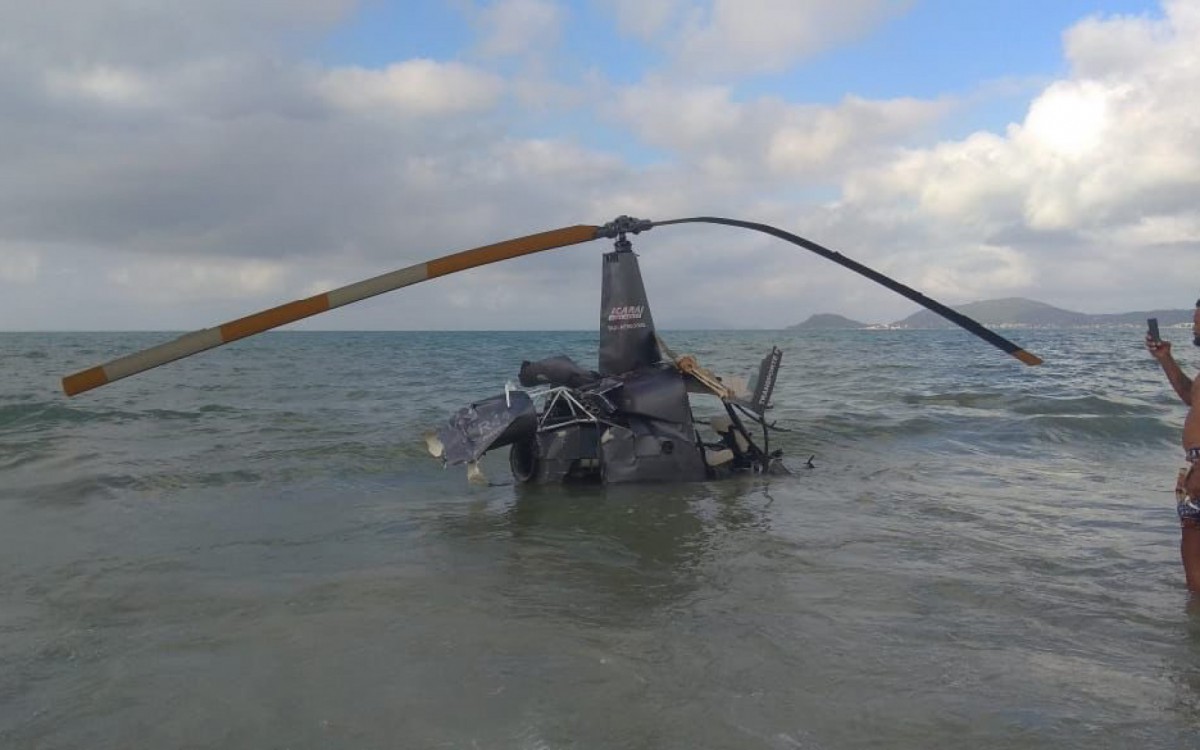 Helic&oacute;ptero cai em praia e deixa pelo menos tr&ecirc;s pessoas feridas