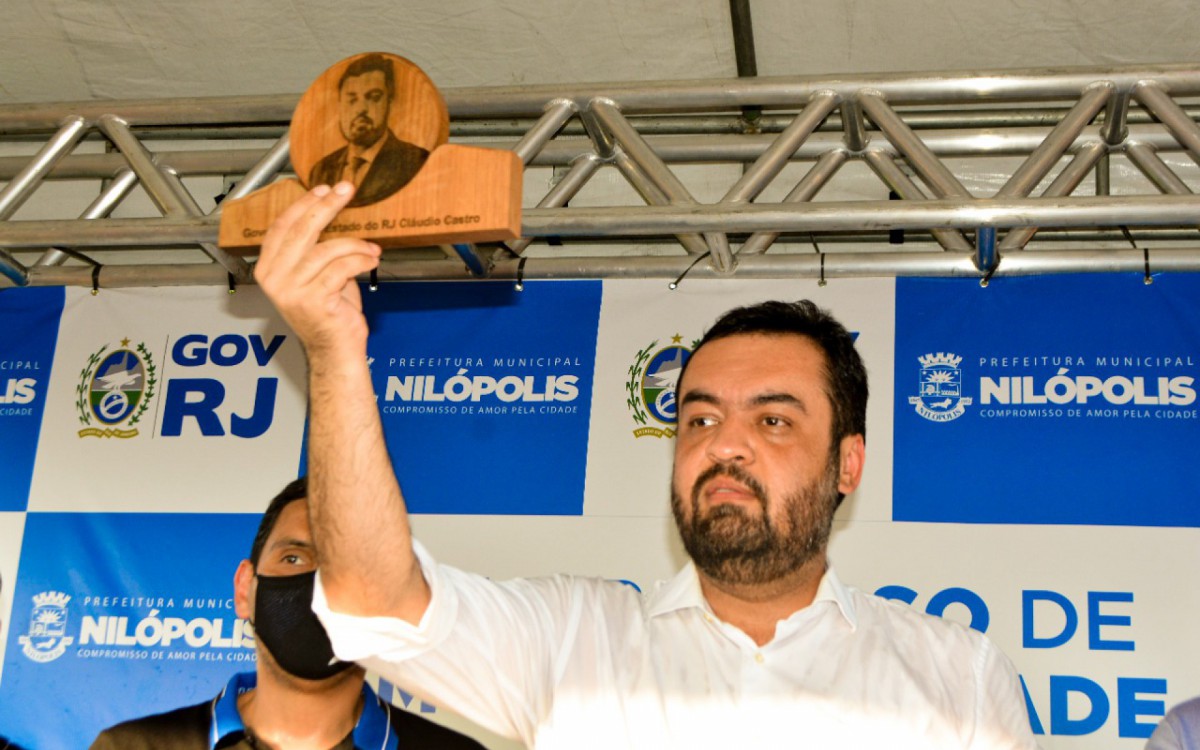 O governador Cl&aacute;udio Castro recebeu uma escultura de madeira com a reprodu&ccedil;&atilde;o de uma foto sua