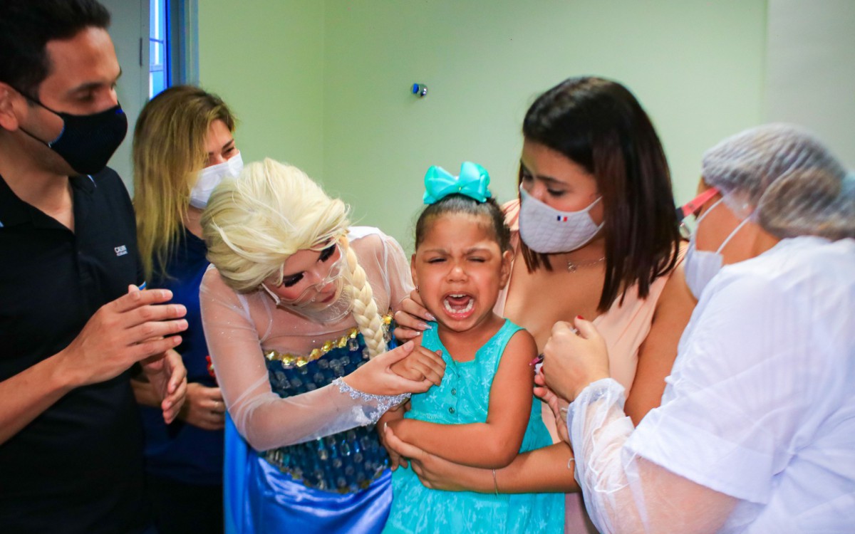 Luiza Pacheco, de 5 anos, foi a primeira criança vacinada em Nilópolis. A imunização foi acompanhada pelo prefeito Abraãozinho e a vice-prefeita Flávia Duarte
