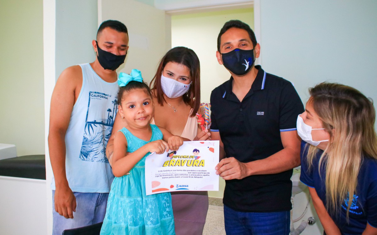 Luiza Pacheco, após a vacinação recebeu um diploma de bravura do prefeito Abraãozinho e da vice-prefeita Flávia Duarte