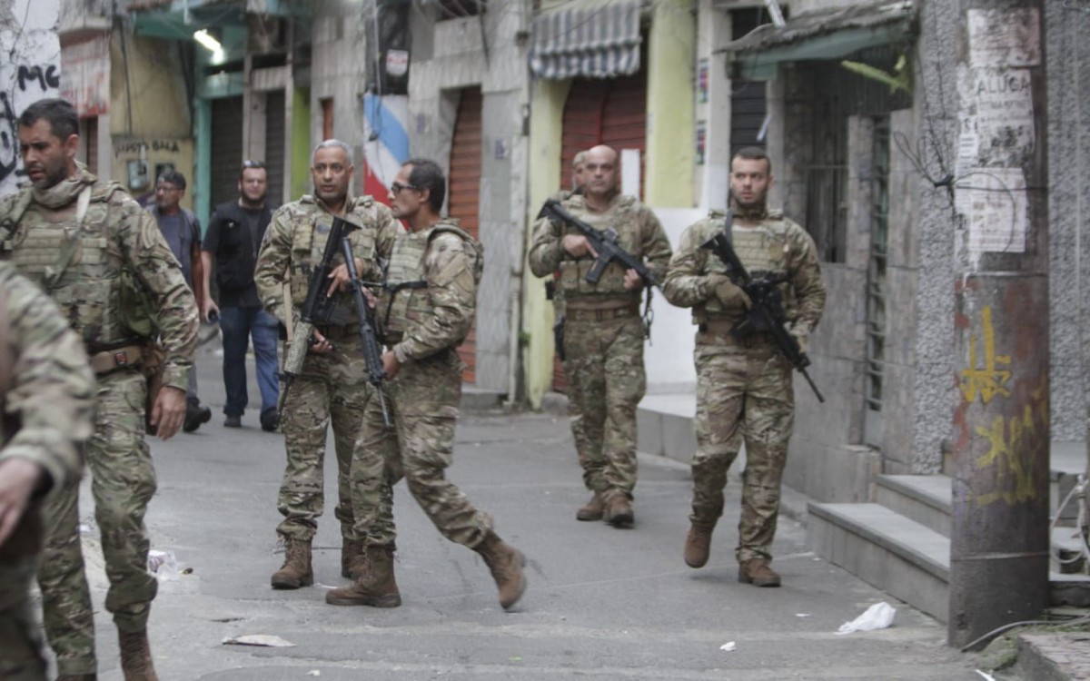 Polícias Civil e Militar realizam operação no Jacarezinho