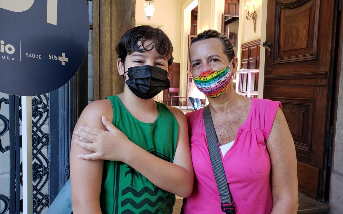 Luan Guterres,11, foi vacinar-se com a avó Cláudia Guterres no Museu da República, no Catete - Beatriz Perez