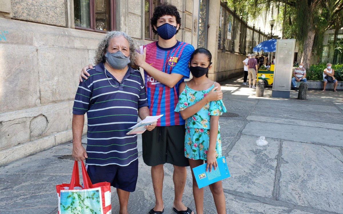 Vacinação em família: Lucas,20, tomou a terceira e a irmã Emanuele Silva, a primeira dose da vacina contra covid-19 - Beatriz Perez/ Agência O DIA