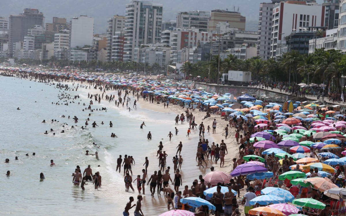 Movimentação na Praia do Arpoador, Zona Sul do Rio, foi intensa nesta quarta-feira (19) - Cleber Mendes/Agência O DIA