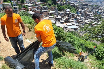 Defesa Civil instala lona em encosta do Morro do Turano para impedir deslizamento - Divulga&ccedil;&atilde;o/Defesa Civil