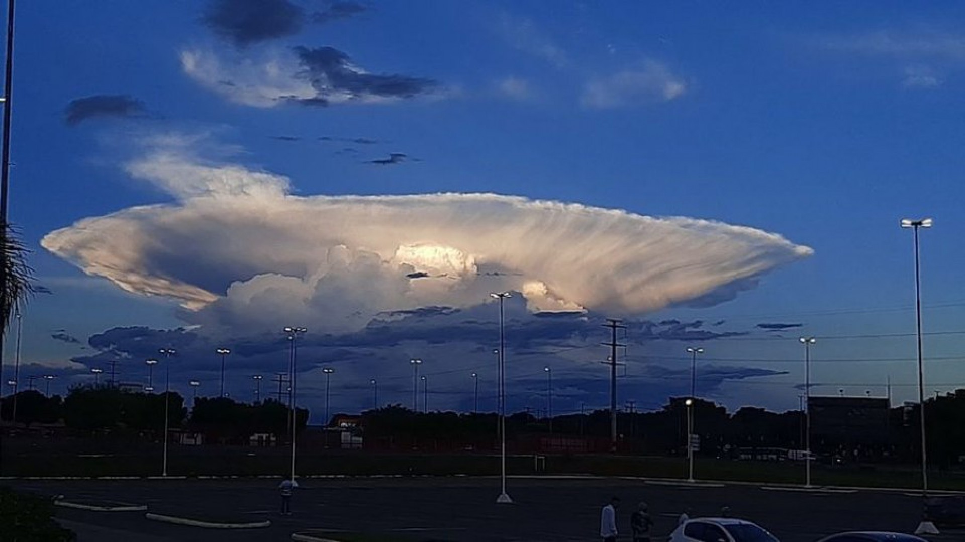 Nuvem em formato de explosão de bomba atômica surpreende moradores de Brasília
- Reprodução