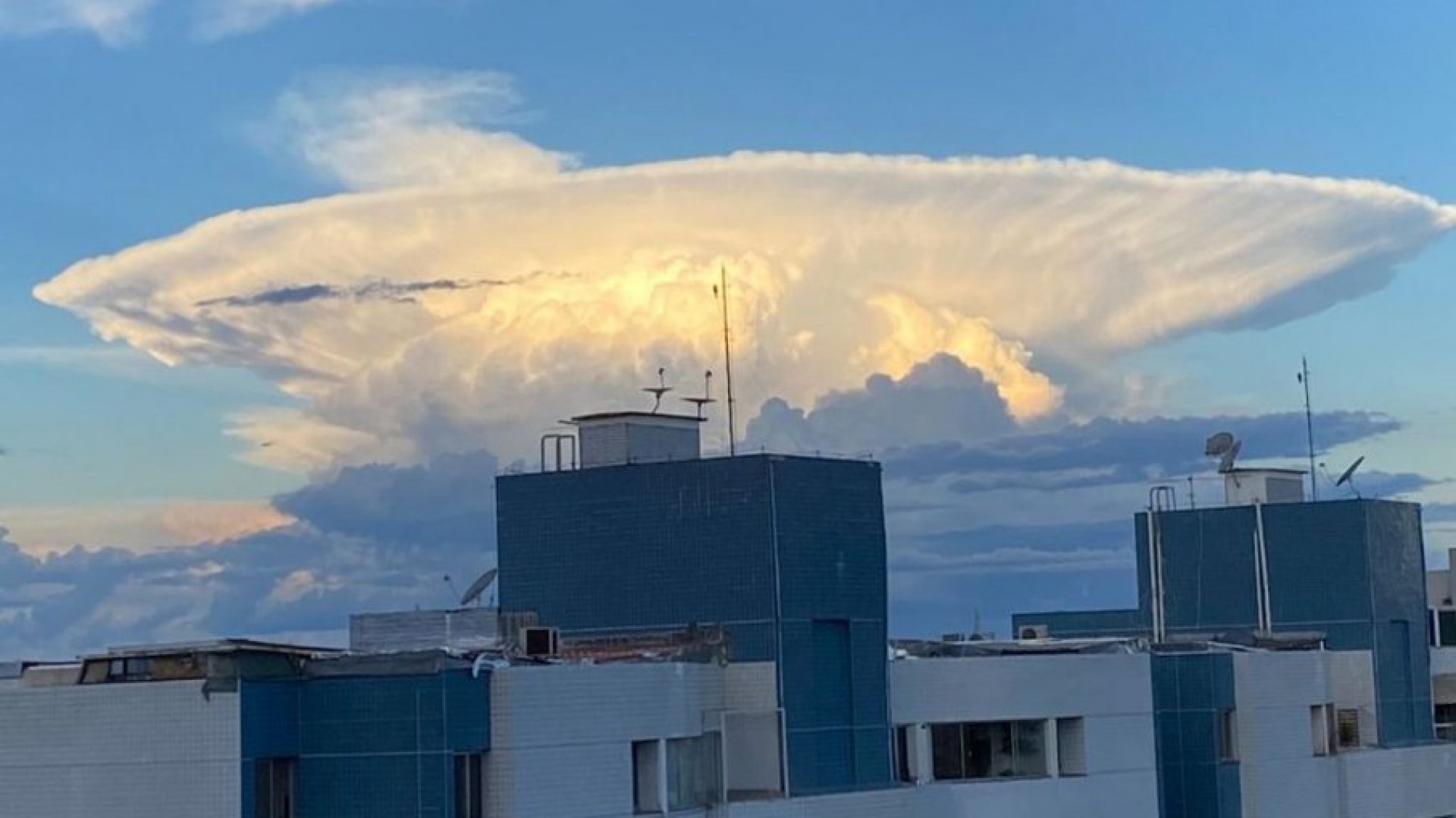 Nuvem em formato de explosão de bomba atômica surpreende moradores de Brasília
- Reprodução