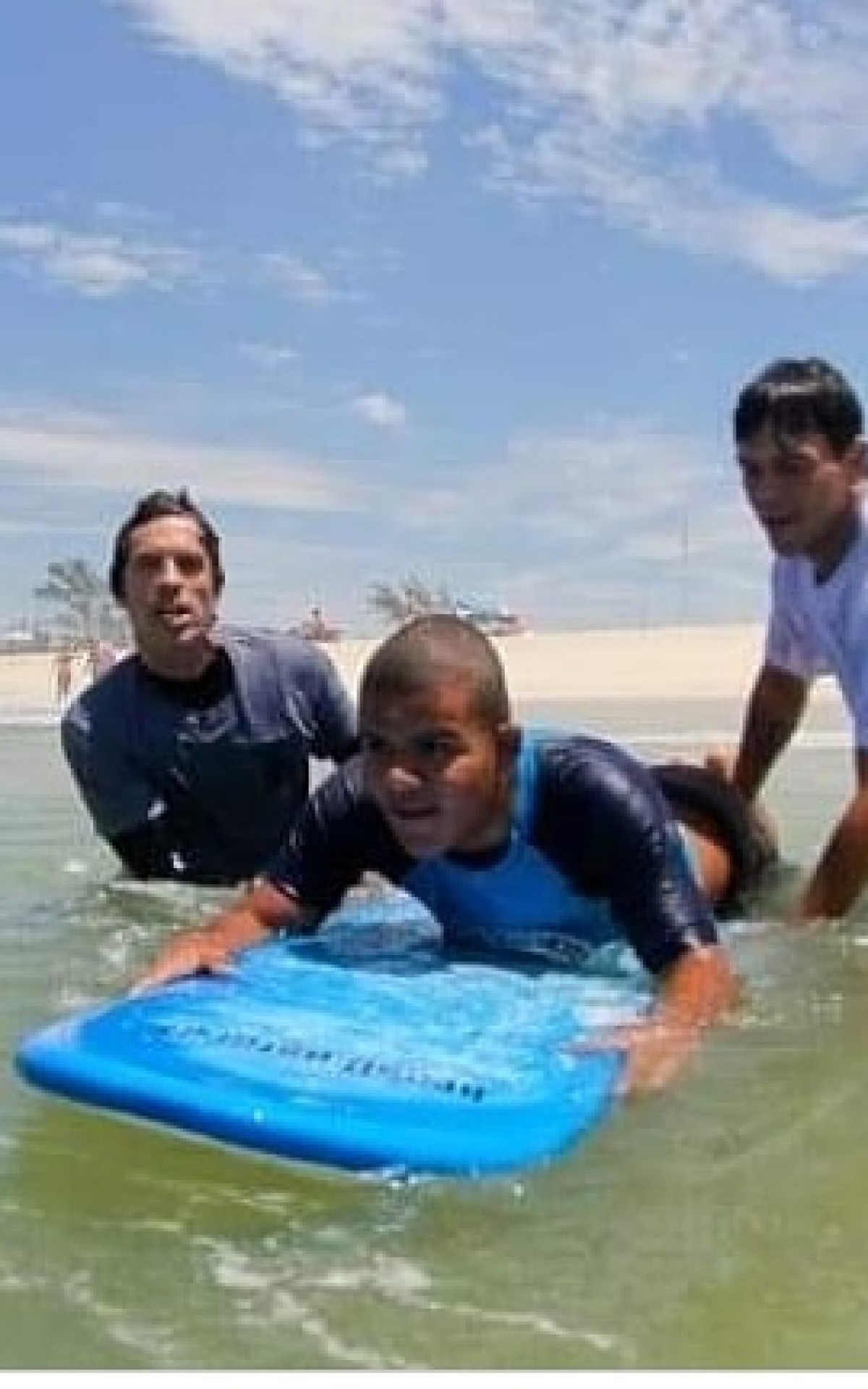 alunos participam de atividades como surf, stand up, caiaques, pranch&otilde;es, Jet Sky, nata&ccedil;&atilde;o, canoa havaiana