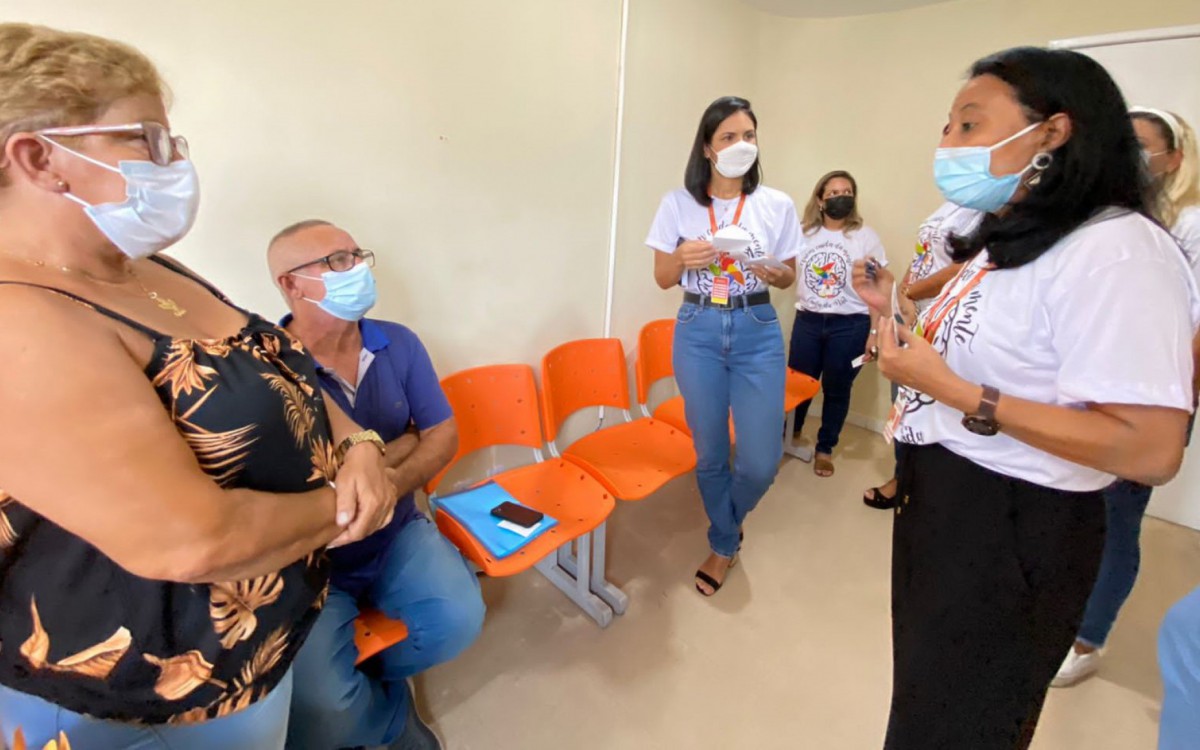 A administradora do Caps II, Hanna Naz&aacute;rio (ao centro) destacou que o Janeiro Branco teve uma a&ccedil;&atilde;o voltada &agrave; sa&uacute;de do trabalhador