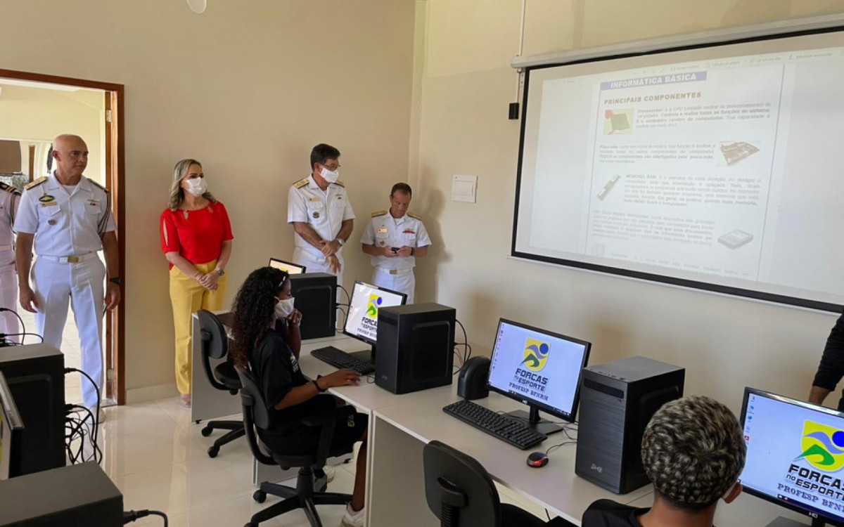 A aula no laborat&oacute;rio de inform&aacute;tica foi acompanhada pela deputada Daniela do Waguinho 