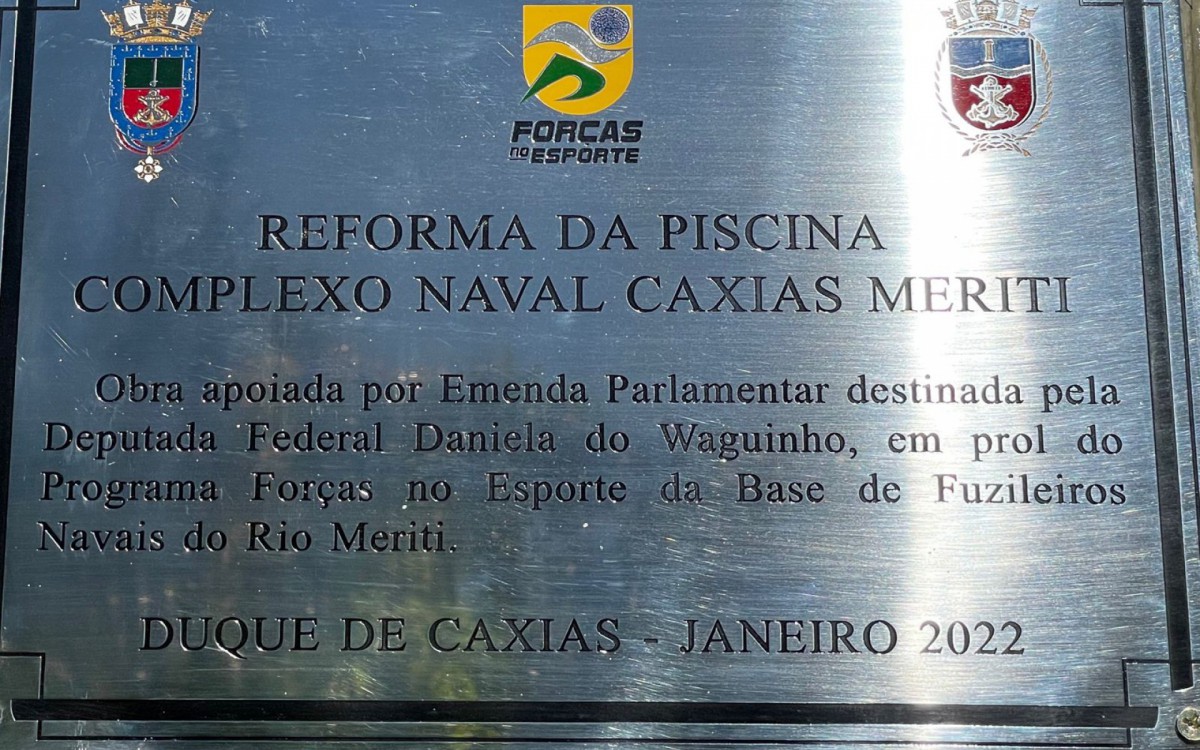 Placa de reinaugura&ccedil;&atilde;o da piscina da Base de Fuzileiros Navais do Rio Meriti