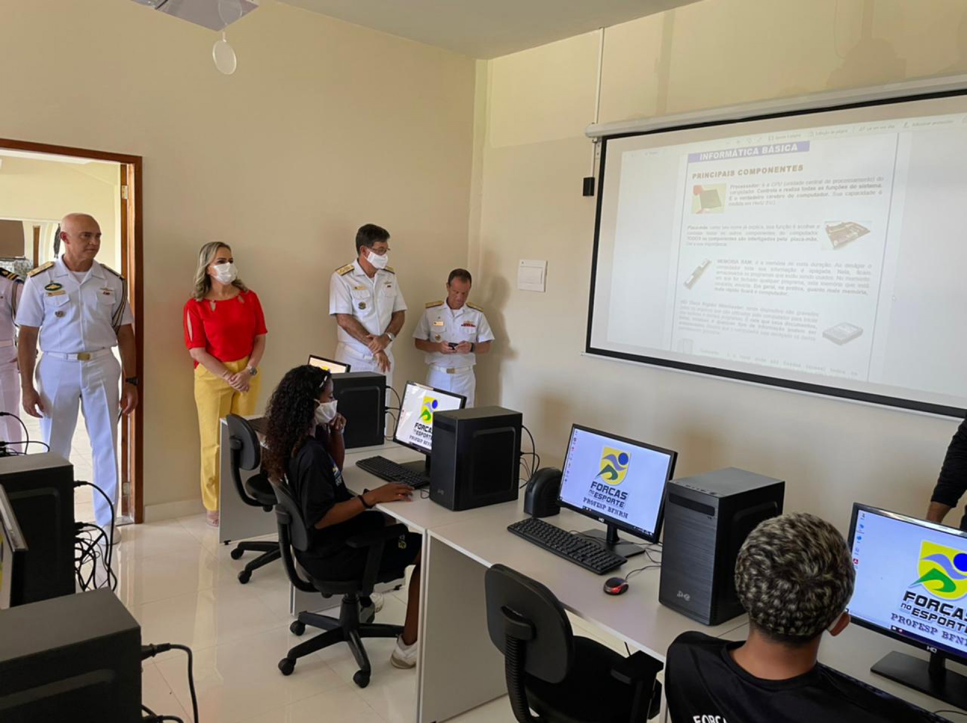 A aula no laborat&oacute;rio de inform&aacute;tica foi acompanhada pela deputada Daniela do Waguinho  - Divulga&ccedil;&atilde;o