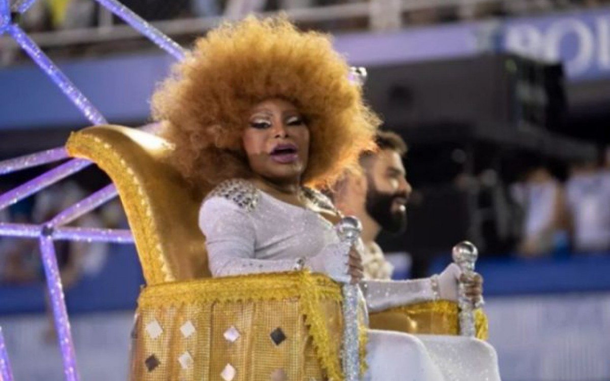 Elza Soares desfilando na Sapuca&iacute; como samba enredo da Mocidade no Carnaval do Rio em 2020 