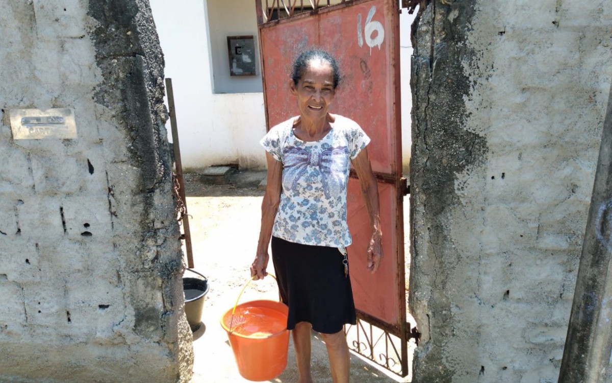 Din&aacute; Ant&ocirc;nia da Silva, de 74 anos, n&atilde;o precisar&aacute; mais carregar balde com &aacute;gua