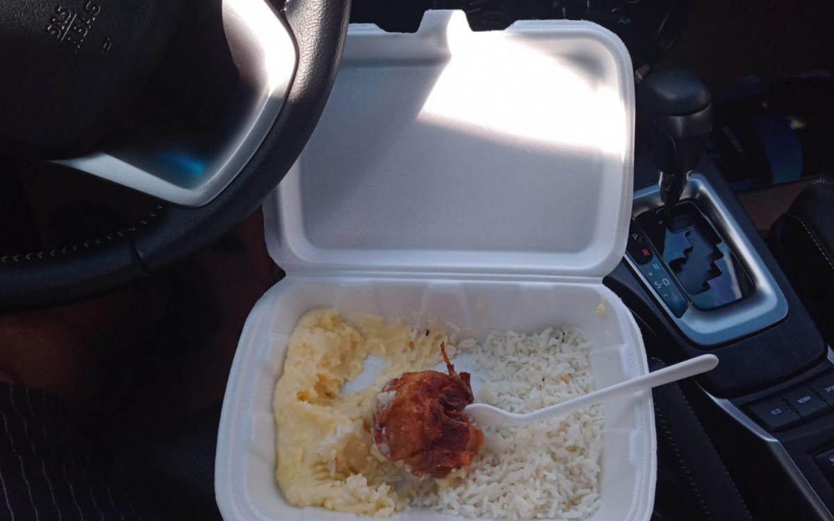 Prefeito mandou foto da quentinha que ele comia dentro do carro.