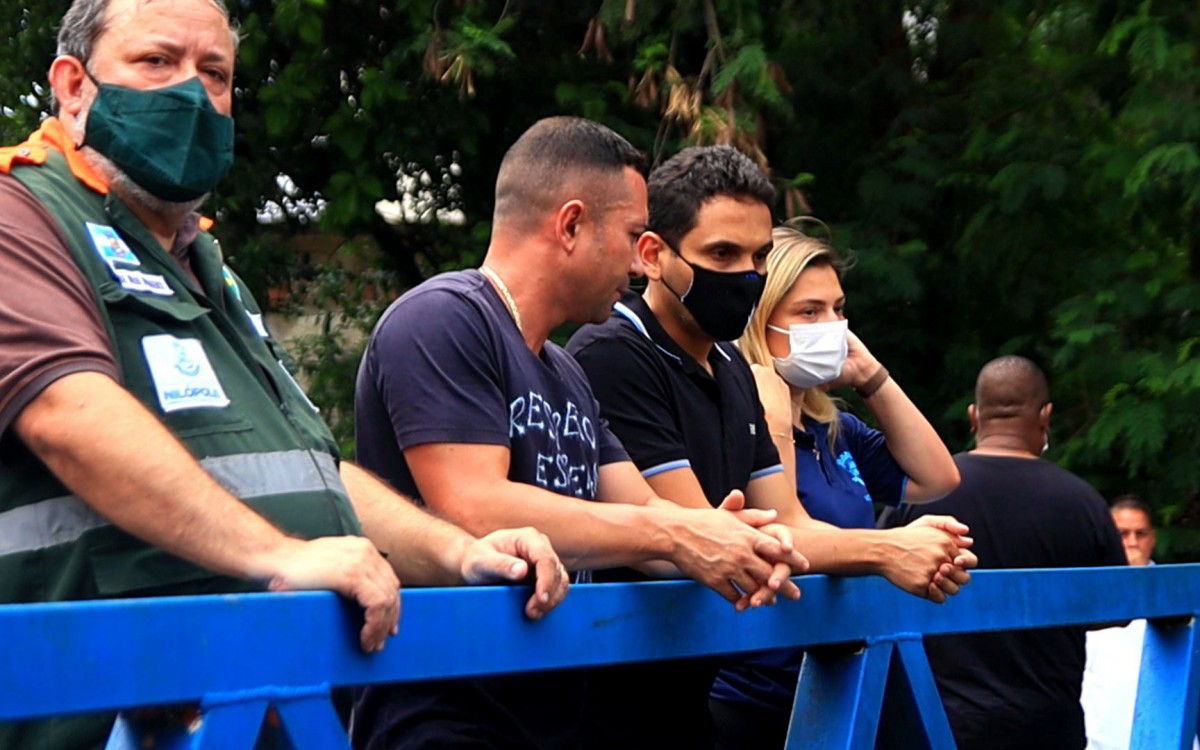 O prefeito Abra&atilde;ozinho acompanhou a limpeza dos rios junto com a vice-prefeita Fl&aacute;via Duarte, o secret&aacute;rio de Meio Ambiente Dean Senra e o presidente da C&acirc;mara, Rafael Nobre