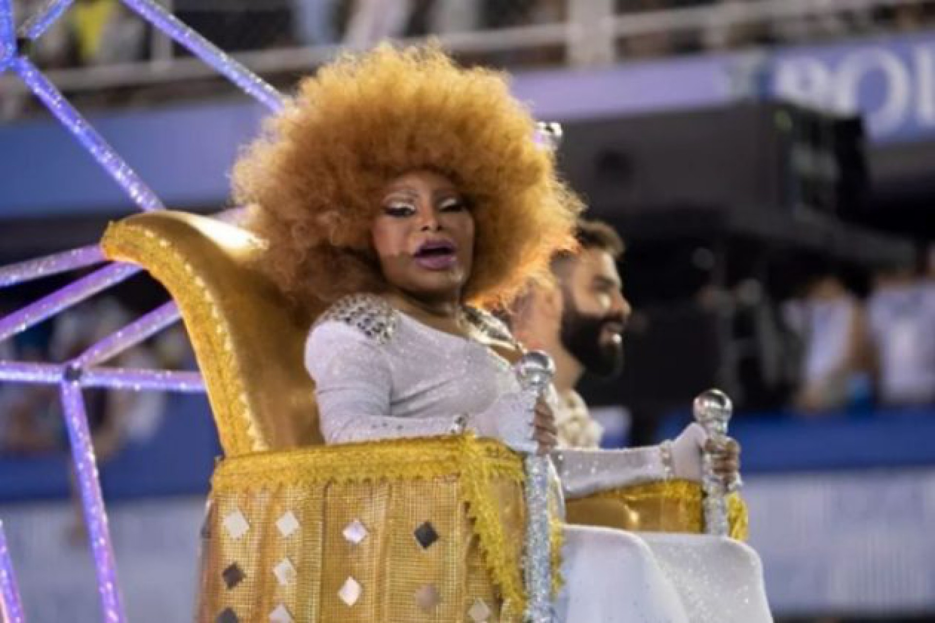 Elza Soares desfilando na Sapuca&iacute; como samba enredo da Mocidade no Carnaval do Rio em 2020  - Reprodu&ccedil;&atilde;o/Instagram @elzasoaresoficial