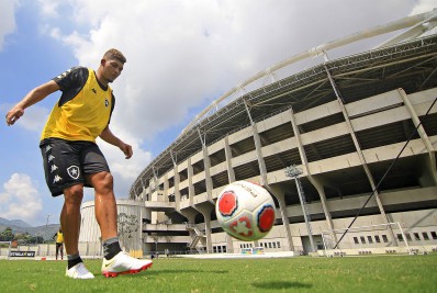 Erison comemora assistência em partida de estreia pelo Botafogo