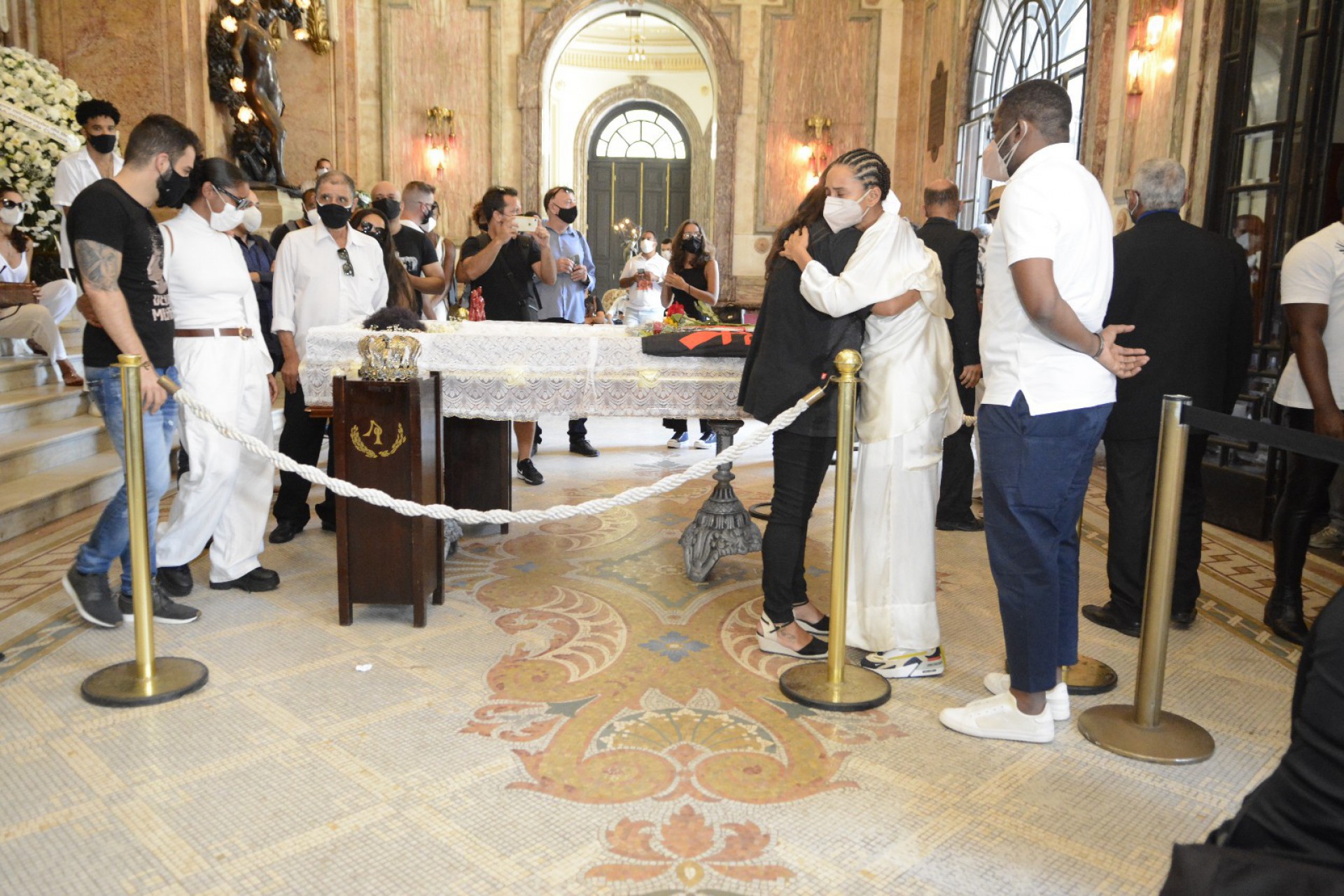 Tais Araújo e Lázaro Ramos no velório de Elza Soares - Webert Belicio / Agnews 